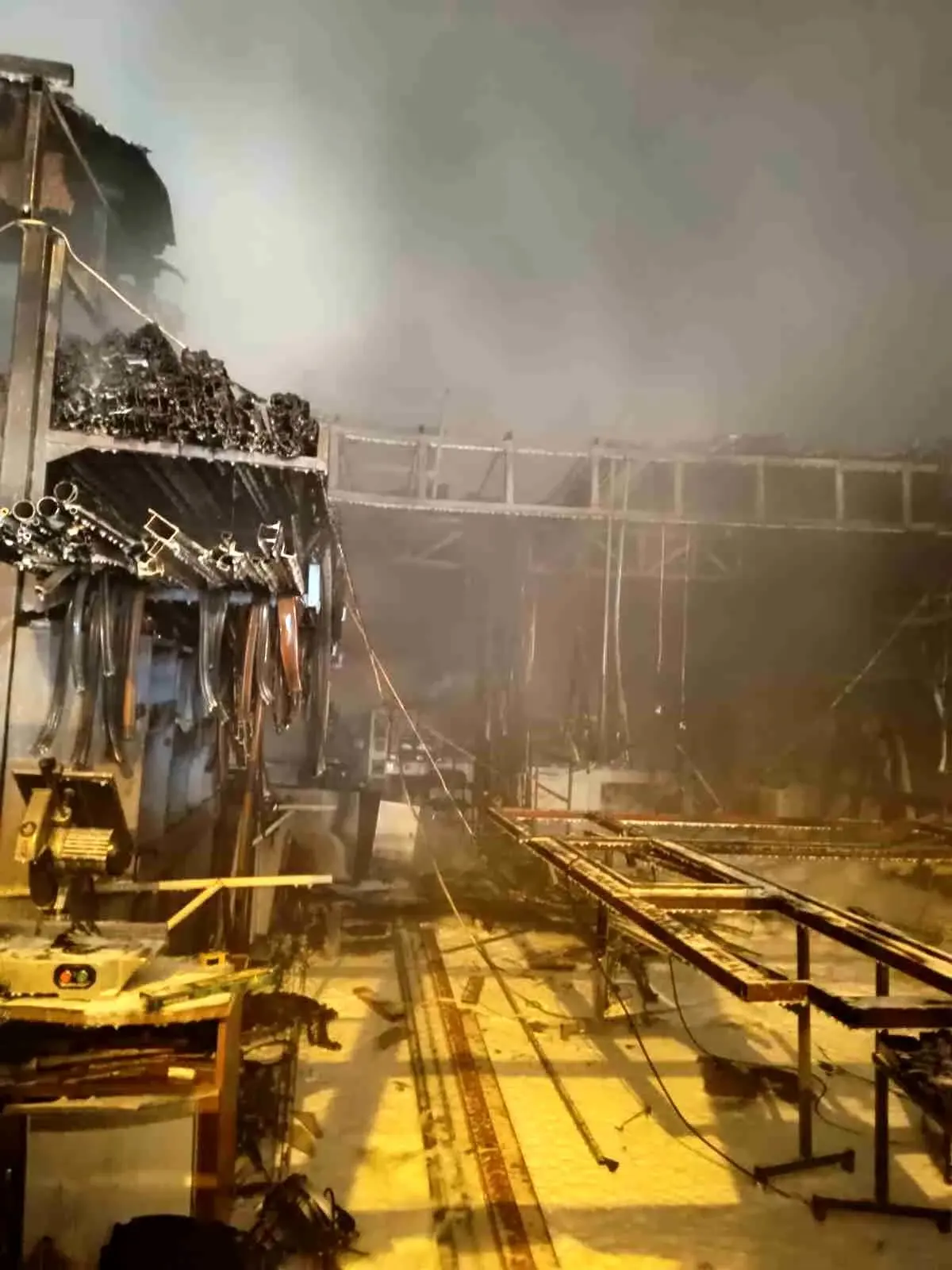 Sanayi sitesinde üretim atölyesi alevlere teslim oldu