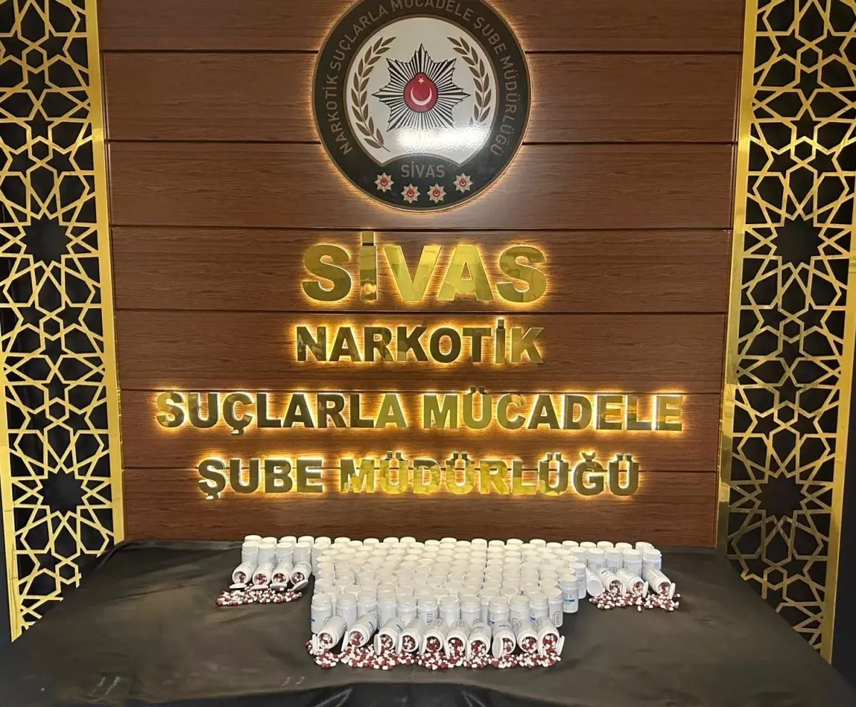 Sivas'ta gerçekleşen narkotik operasyonda 8 bin sentetik ecza ele geçirildi.