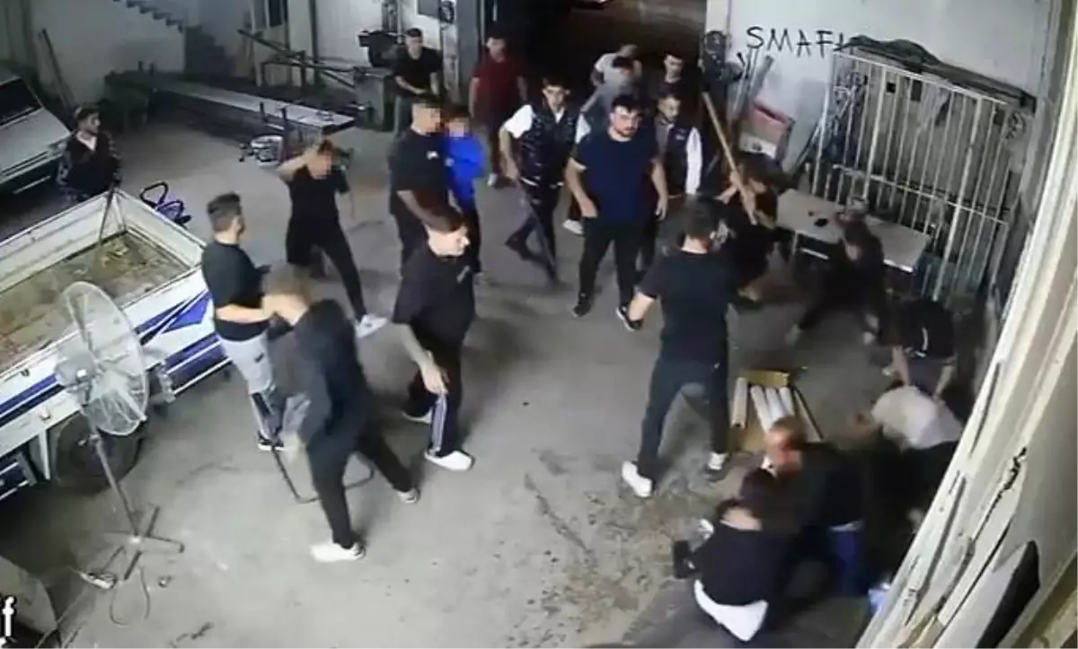 Sopa, kürek ve av tüfekli meydan savaşını andıran kavga kamerada