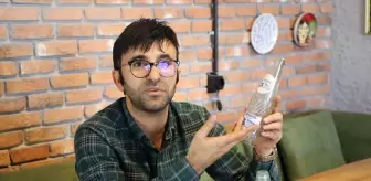 Tarihe tanıklık etmiş gazoz şişelerini açtıkları kafede sergiliyorlar