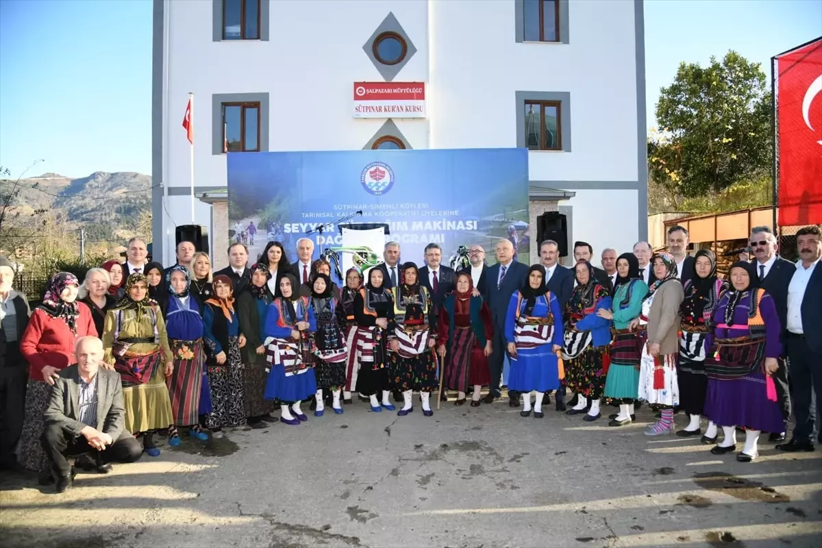Trabzon'da 40 çiftçiye süt sağım makinesi verildi