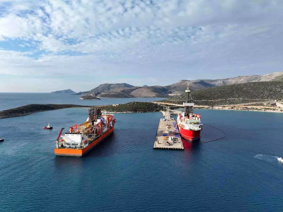 Türkiye'nin 6'ıncı sondaj gemisi Taşucu Limanı'na yanaştı