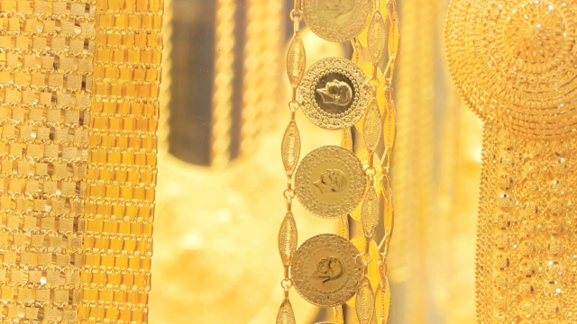 Experts warn about imitation gold: Metals can penetrate the skin and may require intensive care