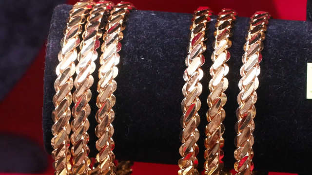 Experts warn about imitation gold: Metals can penetrate the skin and may require intensive care