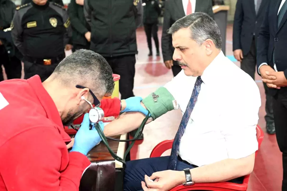 Vali Çiftçi 45'inci kez kan bağışında bulundu