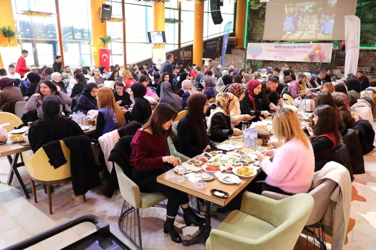 5 Aralık Dünya Gönüllüler Günü'nde genç gönüllüler kahvaltıda buluştu