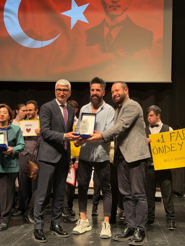 Avcılar'da moda dünyasını büyüleyen dokunuş: Emrullah Köroğlu'ndan 26 anneye özel tasarım mucizesi