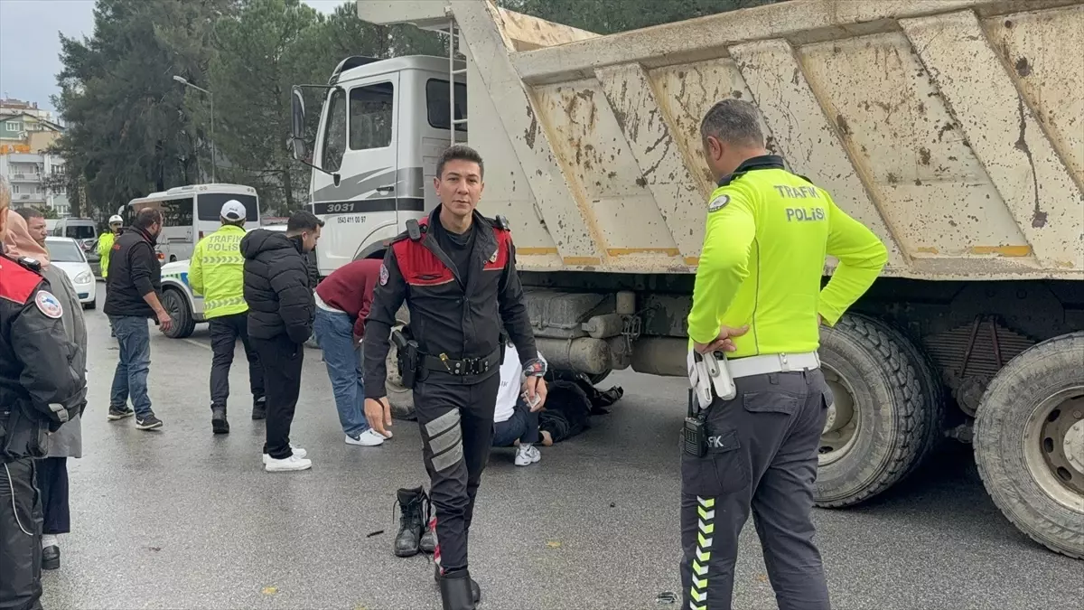 Aydın'da kamyonla çarpışan motosikletin sürücüsü yaralandı