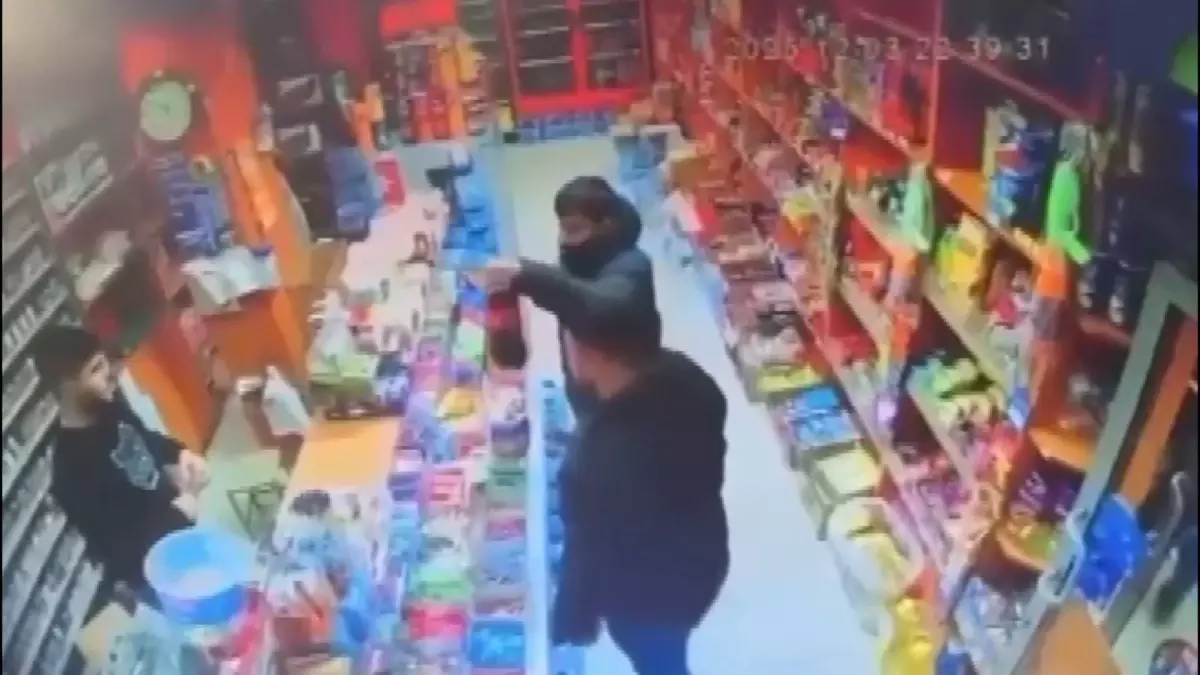 Bağcılar'da emlakçı, 10 bin liralık komisyon için husumetlisinin oğlunu silahla vurdu