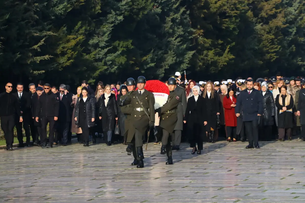 Bakan Göktaş, kadınlarla Anıtkabir'i ziyaret etti