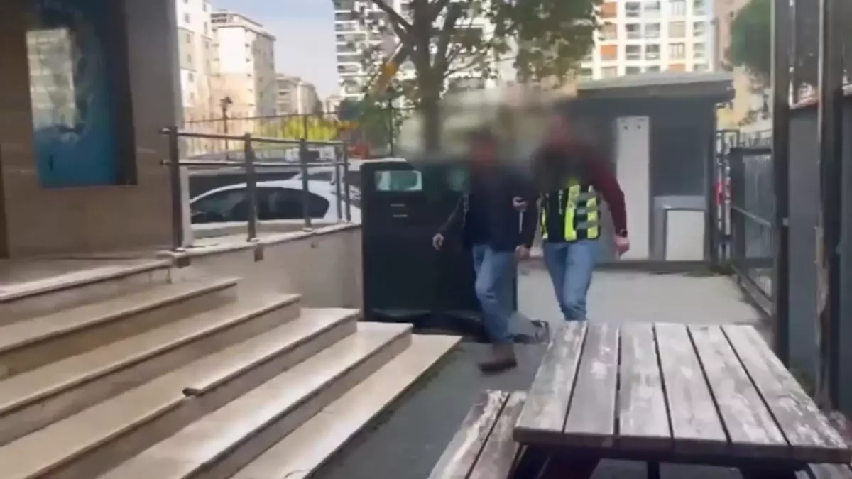 Bakan Yerlikaya: Ataşehir'de trafikte tartıştığı kadın sürücünün aracına saldıran şüpheli yakalandı