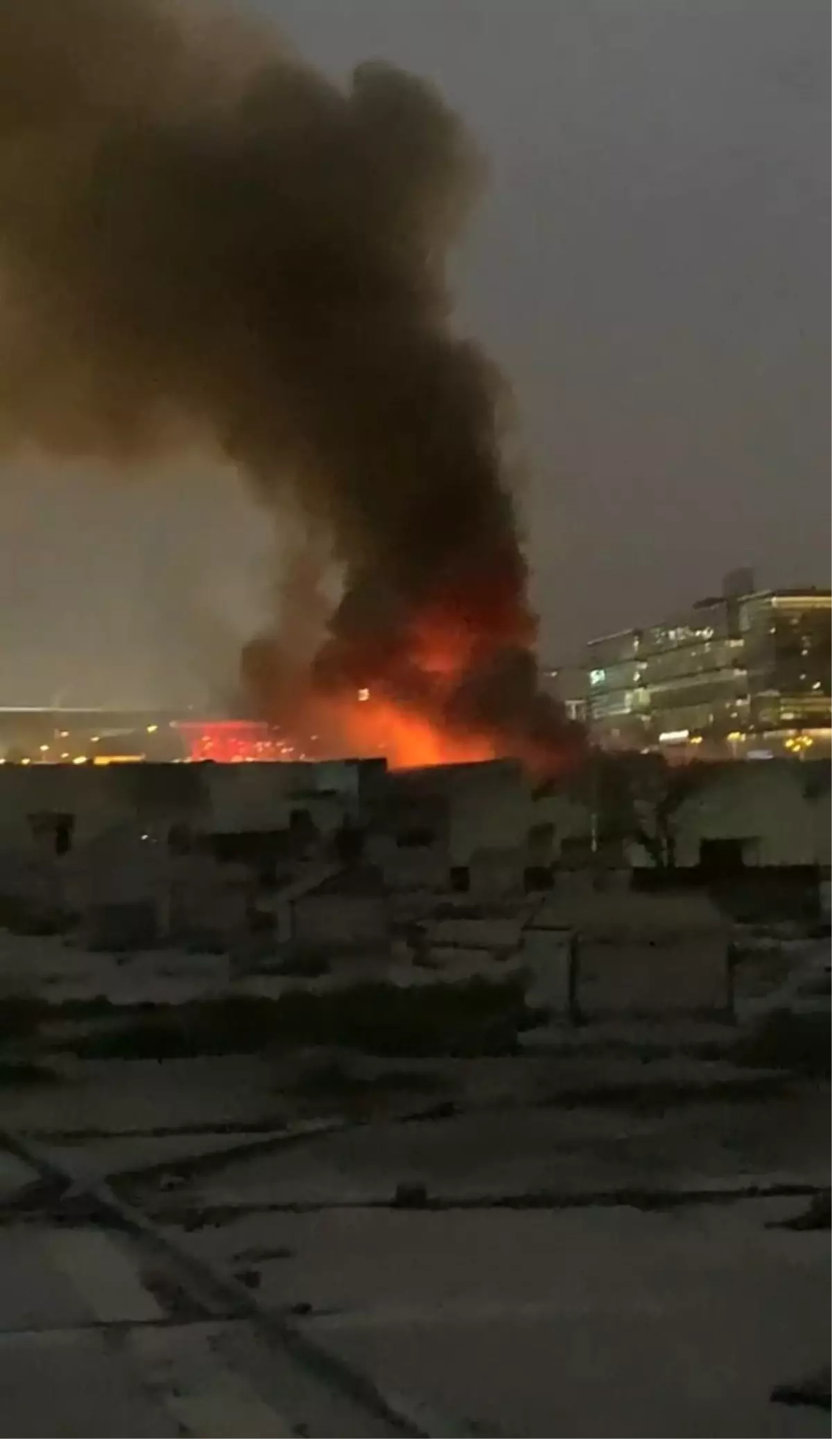 Bakırköy'de kumaş baskı fabrikasında çıkan yangın söndürüldü