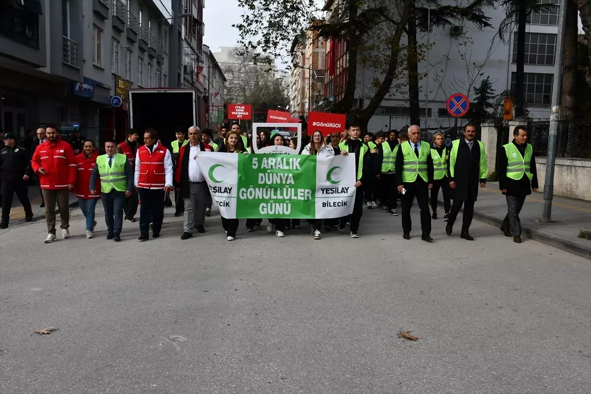 Bilecik'te Yeşilay ve Kızılay gönüllüleri 'Dünya Gönüllüler Günü' için yürüdü
