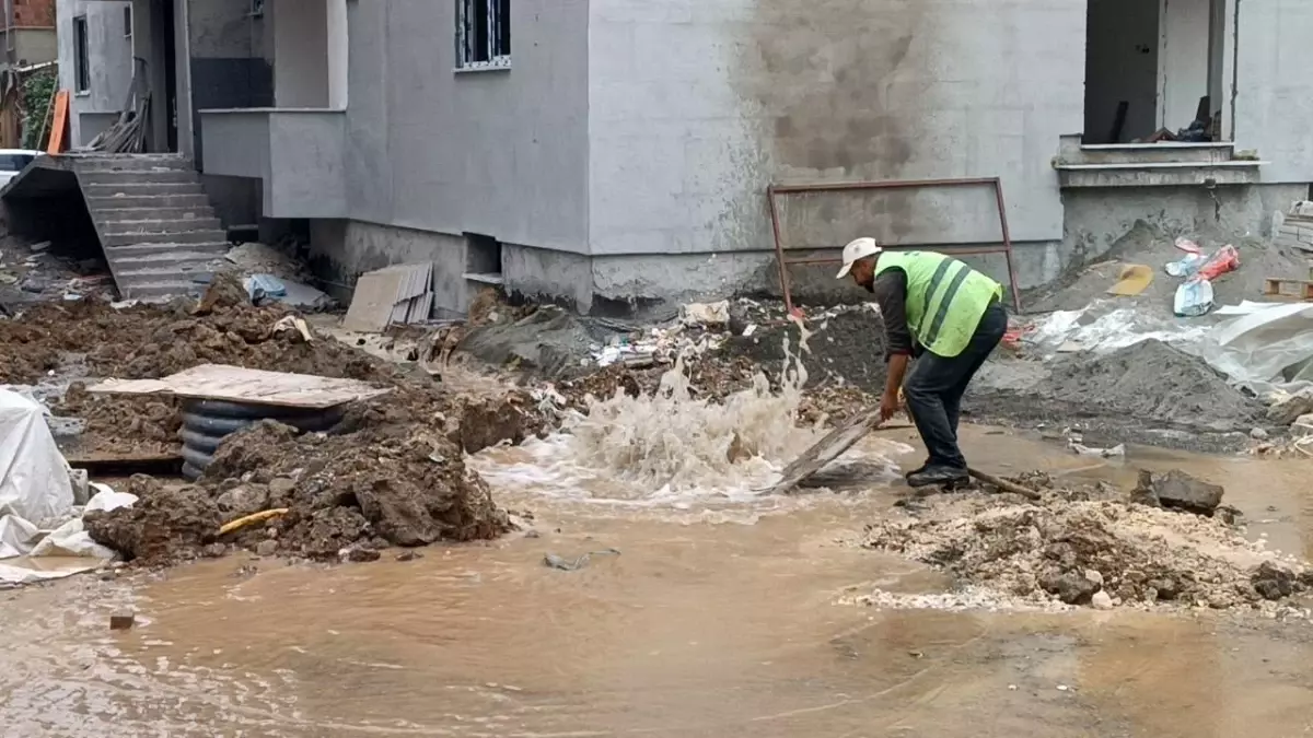 Delinen doğal gaz borusu ekipleri alarma geçirdi