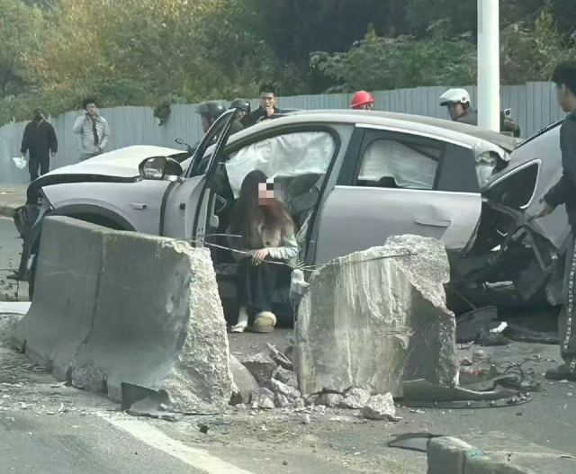 dev firmanin elektrikli araci kazada ikiye bolundu 19324834 4064 m