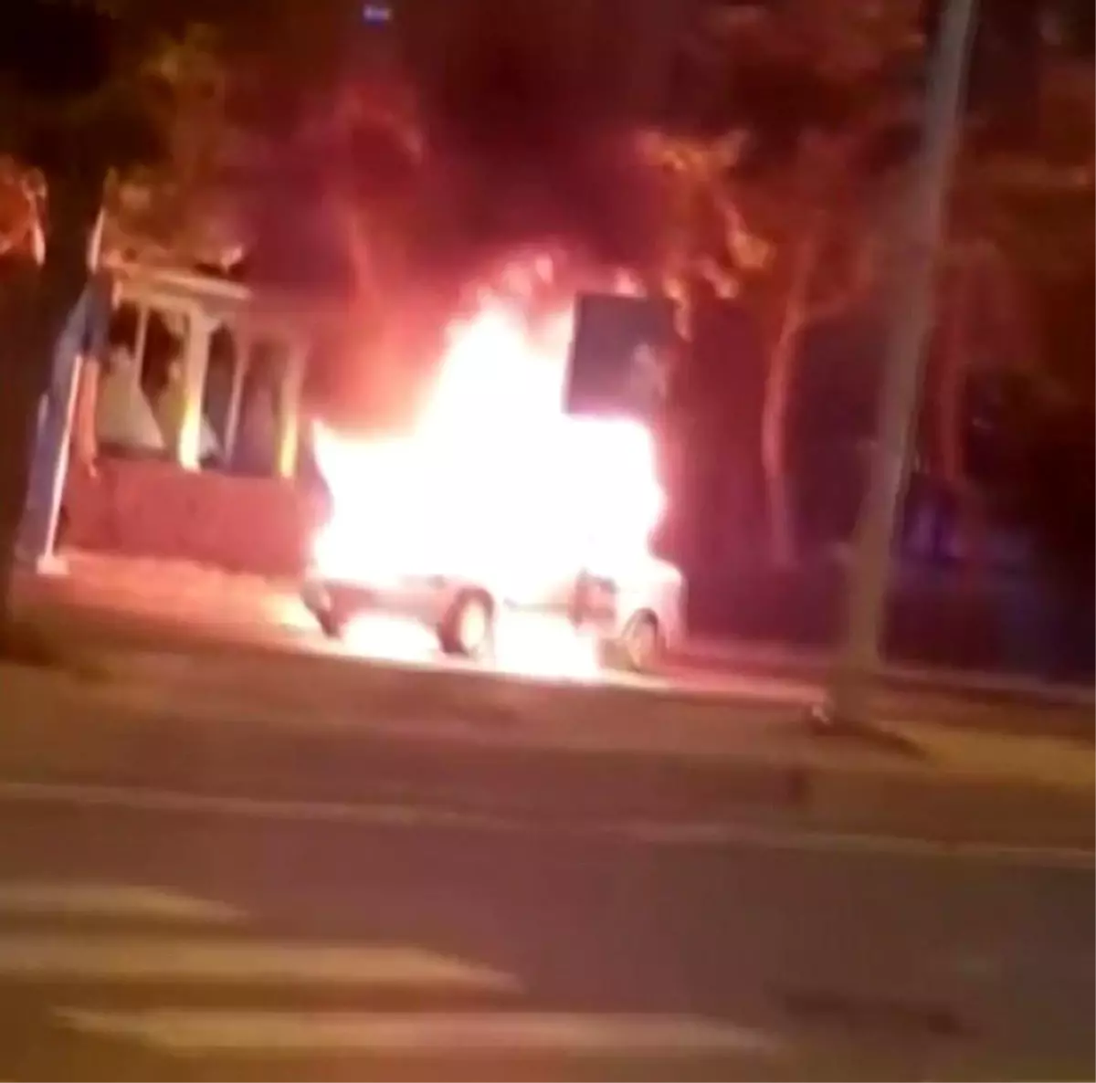 Diyarbakır'da seyir halindeki otomobil alev topuna döndü