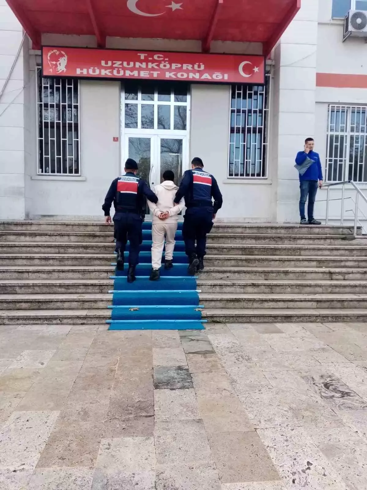 Edirne'de 9 yıl kesinleşmiş hapis cezasıyla aranan firari hükümlü tutuklandı