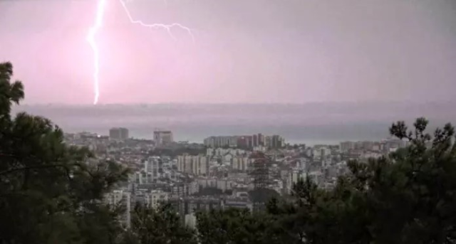 gozde kentimizin uzerinde cakan simsekler gorsel 19327793 9558 m