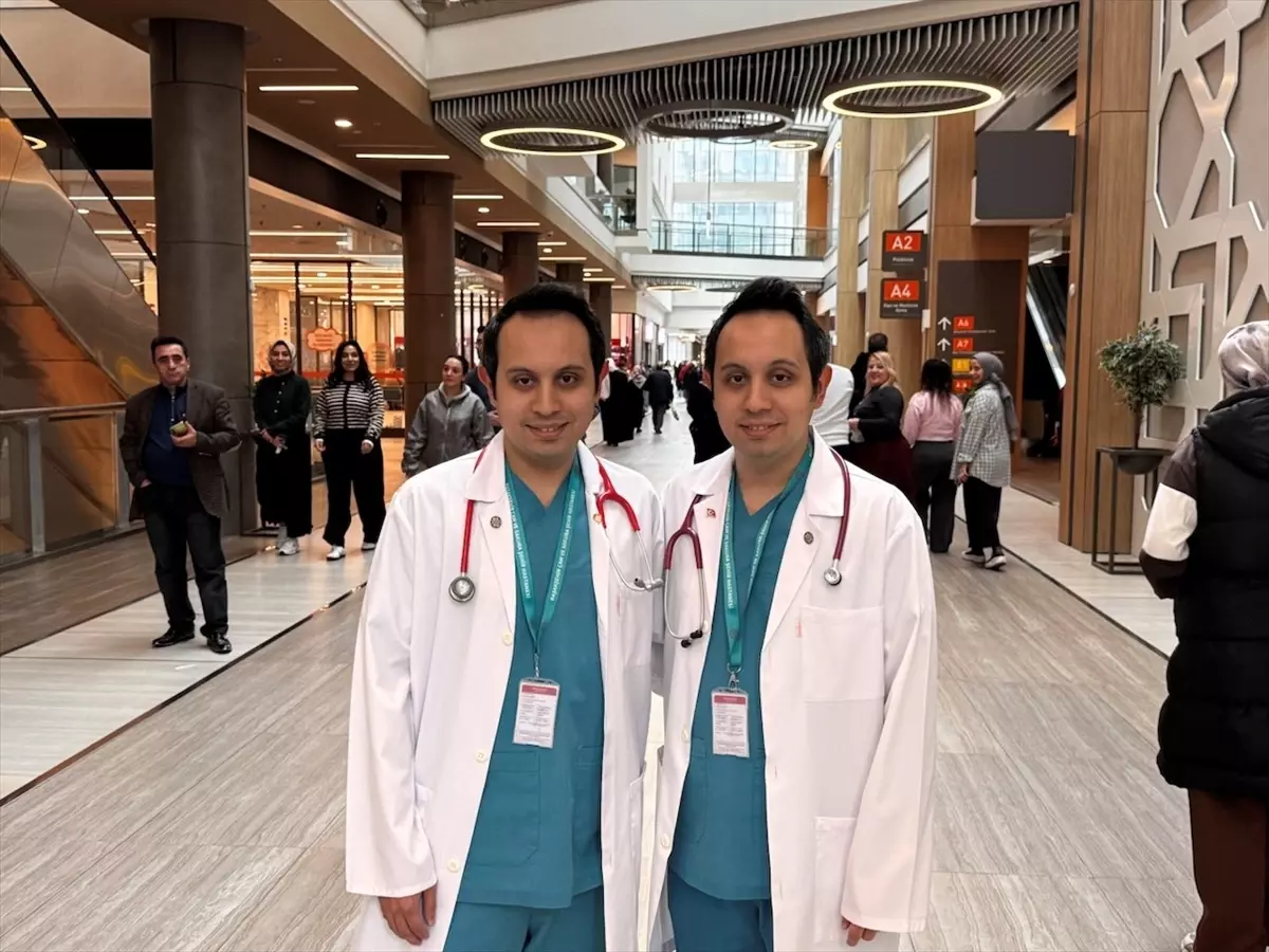 İkiz doktorların anne karnında başlayan yolculuğu mesai arkadaşlığına dönüştü