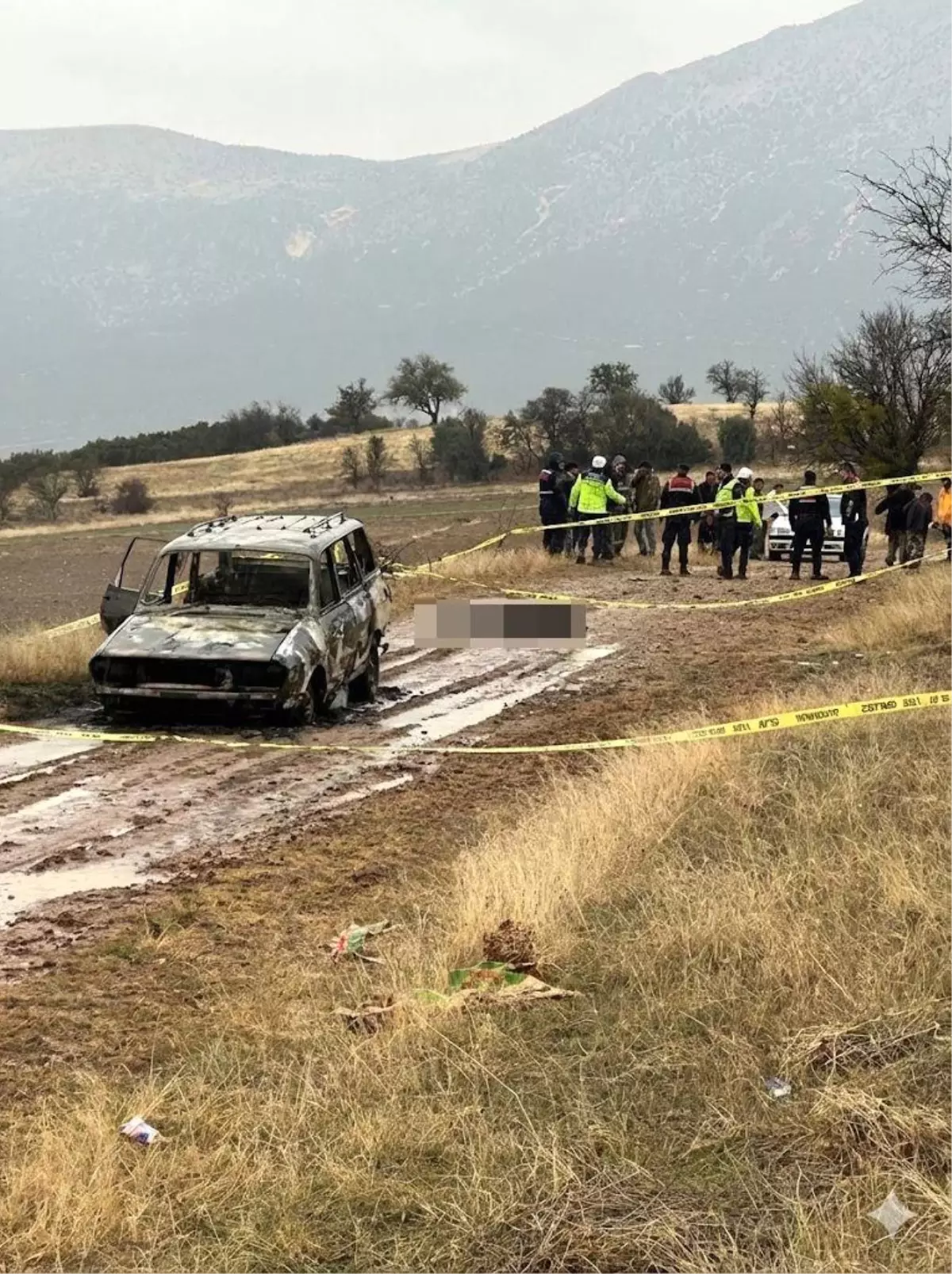 Isparta'da dağlık alanda yanmış aracın kenarında başsız erkek cesedi bulundu