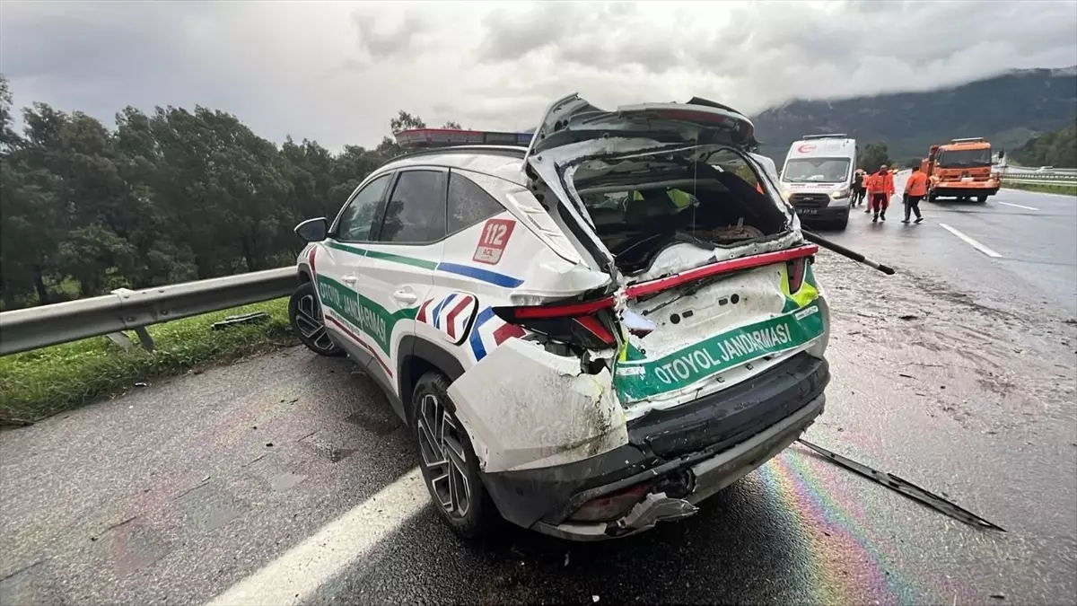 İzmir'de zincirleme trafik kazasında 2'si jandarma 4 kişi yaralandı