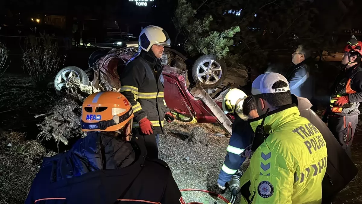 Karabük'te refüje devrilen otomobilin sürücüsü öldü