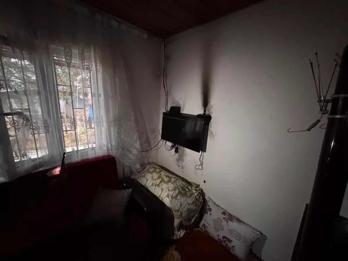 Karamanlı'da bir eve yıldırım düştü