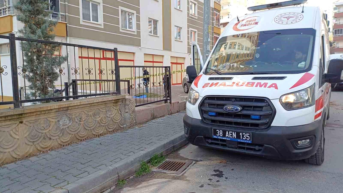 Kayseri'de 8. kattan düşen kadın öldü