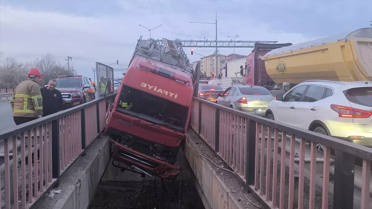 Kırıkkale'de iki köprü arasında asılı kalan itfaiye aracındaki 3 görevli yaralandı
