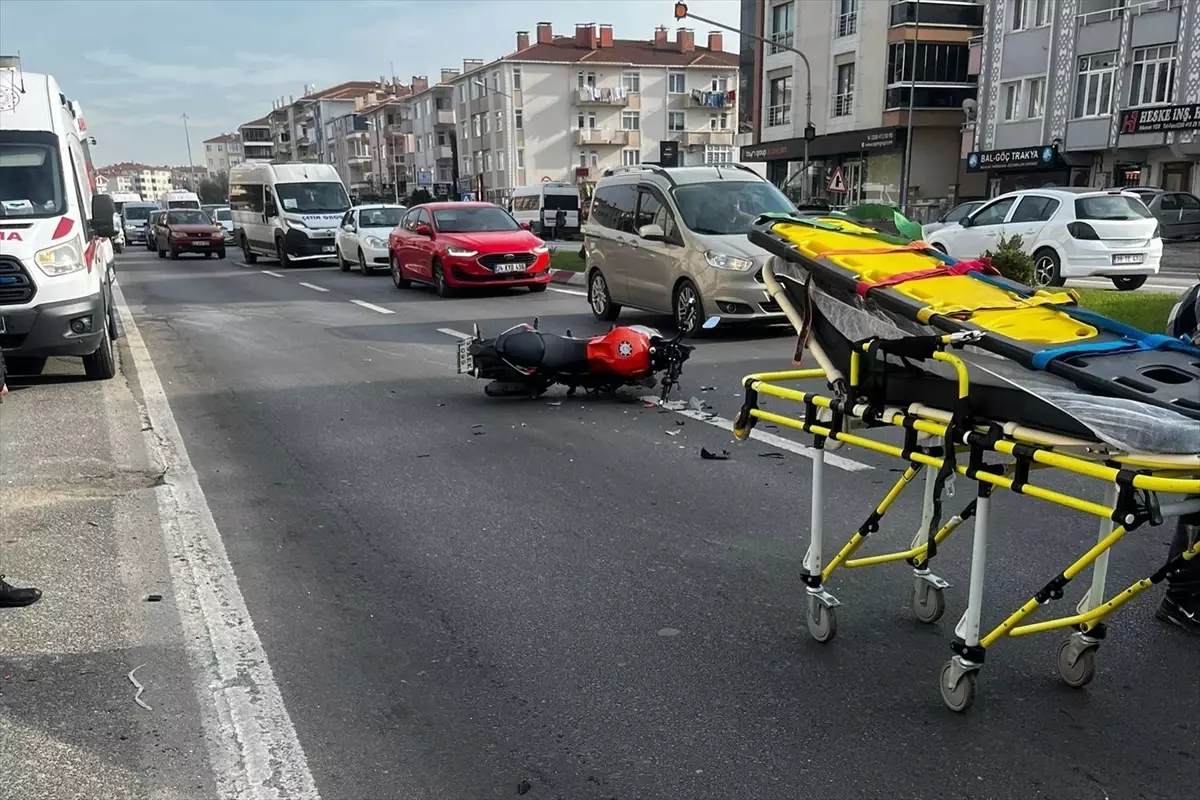 Kırklareli'nde otomobil ile motosikletin çarpıştığı trafik kazasında 2 kişi yaralandı