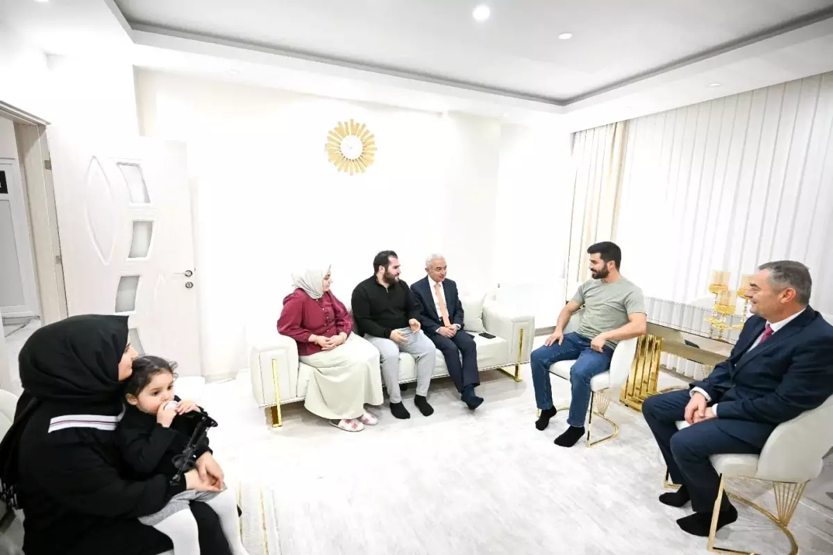 Kırklareli Valisi Turan devlet desteğiyle evlenen genç çiftlere misafir oldu