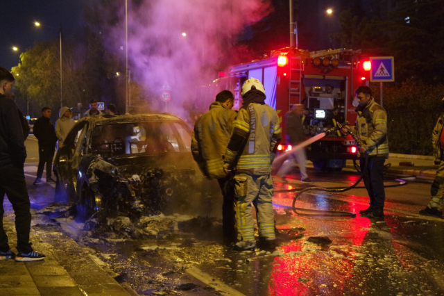 The car that caught fire while in motion in Küçükçekmece became unusable