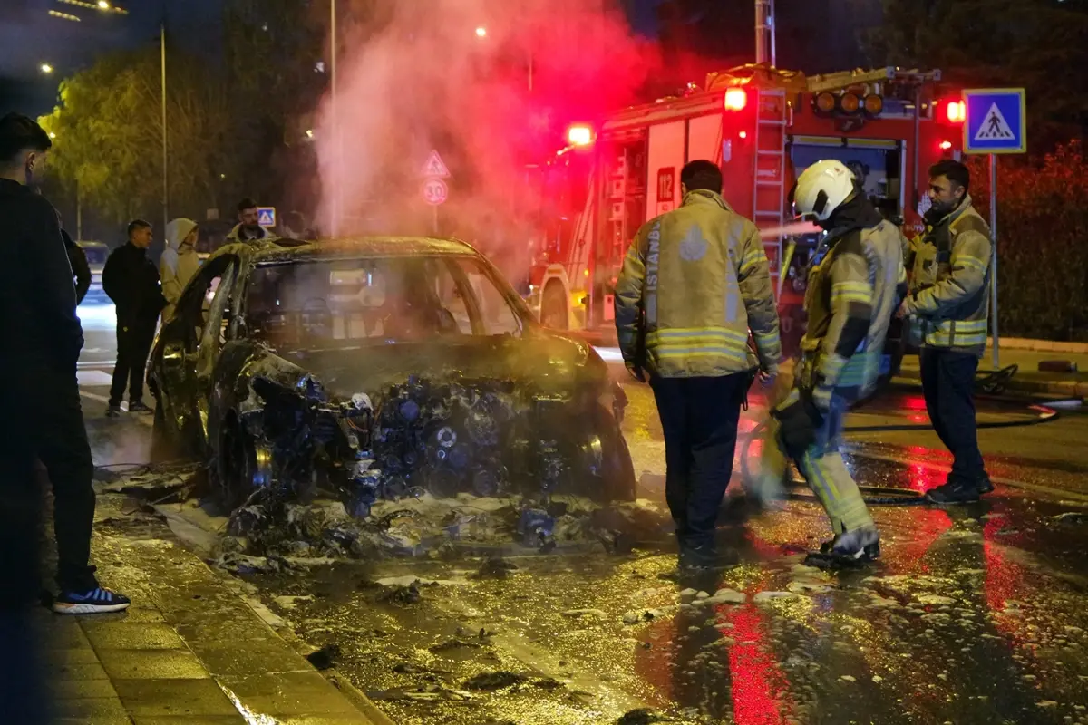 Küçükçekmece'de seyir halindeyken alev alan otomobil kullanılamaz hale geldi