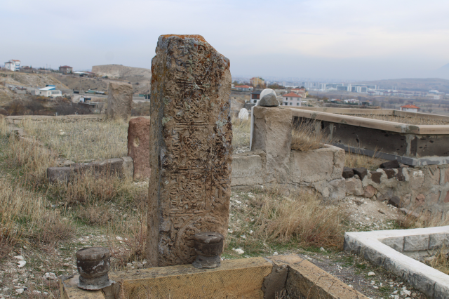 mezarliktaki esrarengiz tas 19325791 9627 m