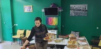 Muş'ta kadın girişimci, kurduğu işletmede yöresel yemekler hazırlıyor