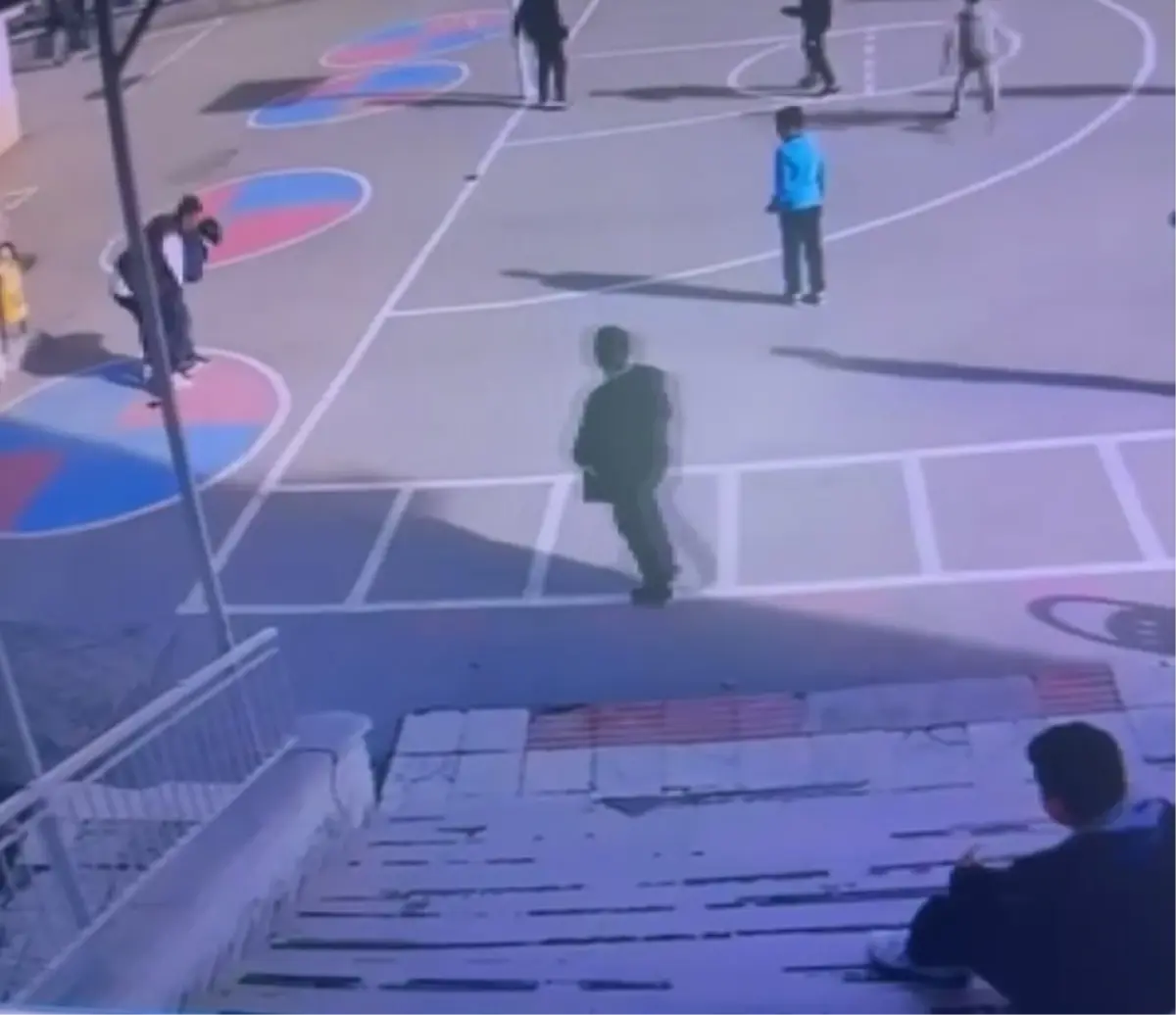 Nefes borusuna mandalina kaçan öğrenciyi Heimlich manevrasıyla kurtardı