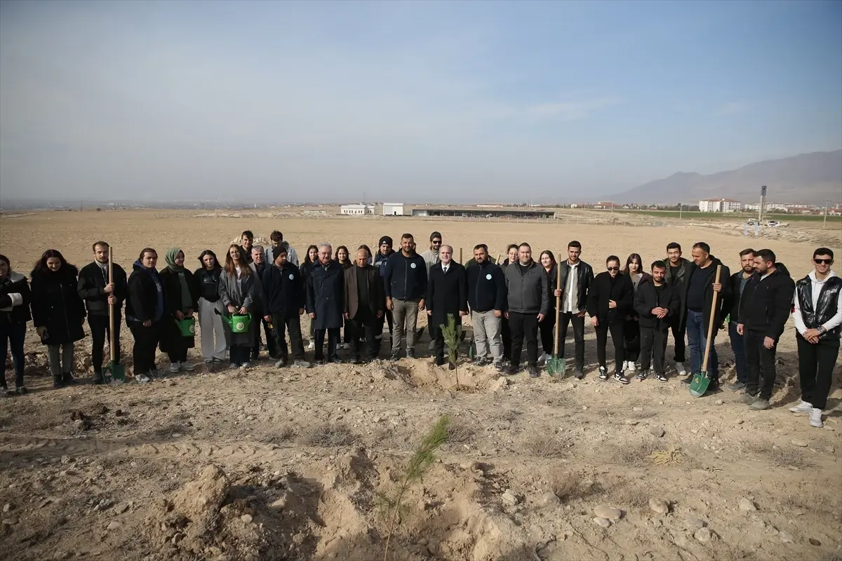 Niğde'de bal ormanı için fidanlar toprakla buluşturuldu