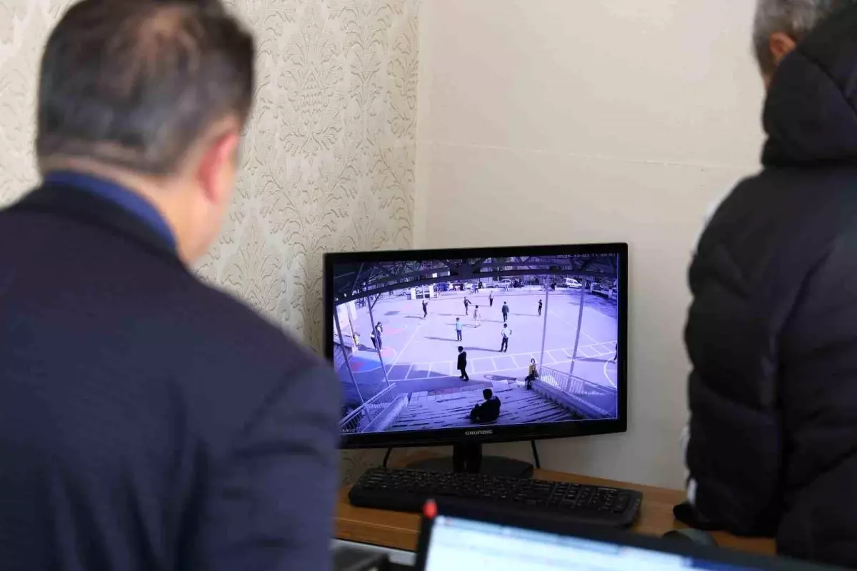 Öğrencisinin hayatını Heimlich manevrasıyla kurtardı