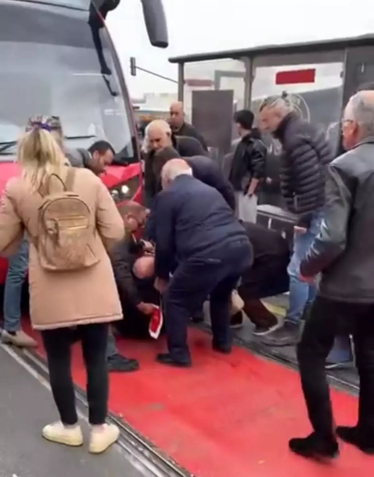 Raylardan geçmek isteyen adama tramvay çarptı