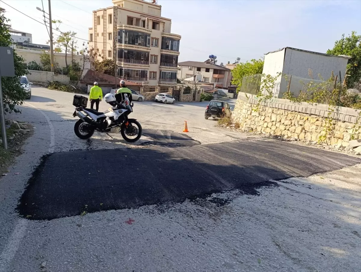 Samandağ'da yaya yolu ve okul önlerine kasis yerleştirildi