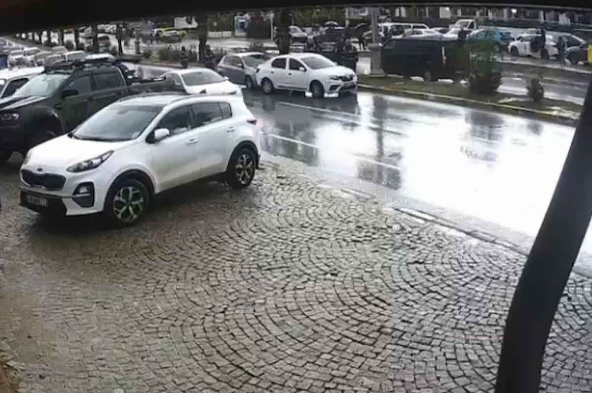 Bodrum'da el freni unutulan araç başka bir araçla çarpıştı