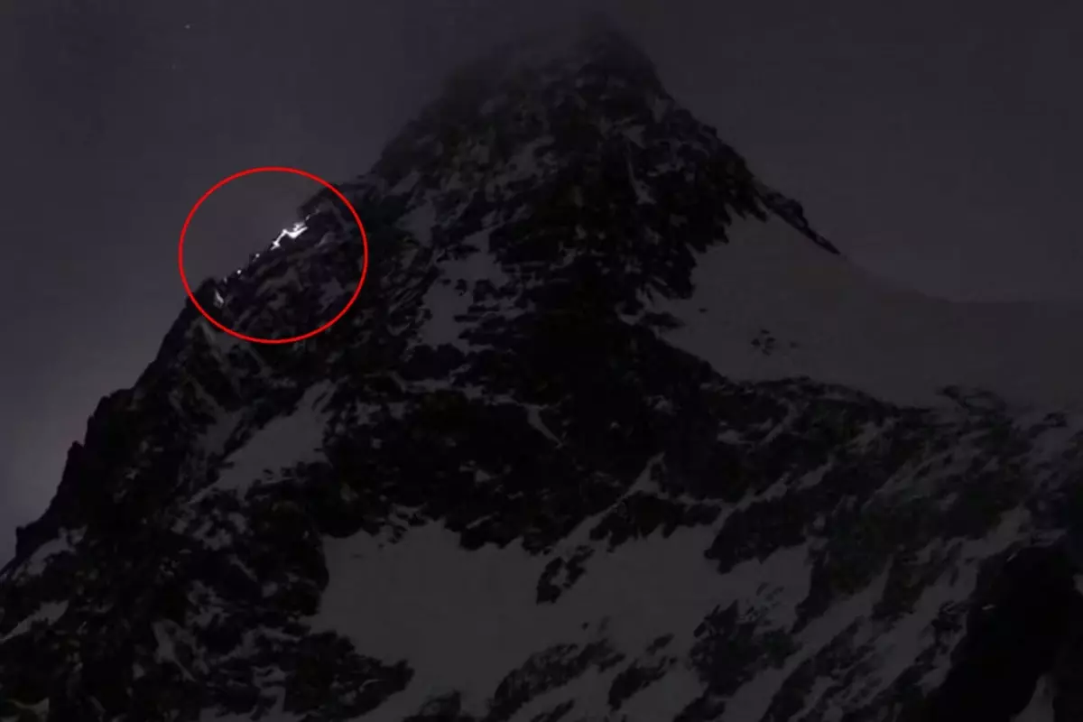 Talihsiz kadın, zirveye 50 metre kala partneri tarafından ölüme terk edildi