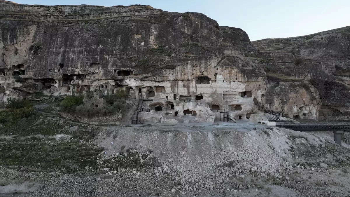 Tarihi Hasankeyf'teki 5 bin yıllık mağaralardan 10'u turizme açılıyor