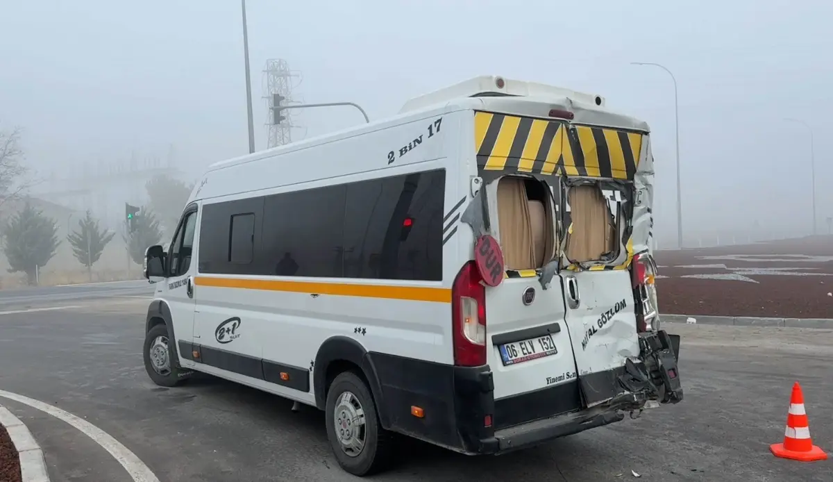 Afyonkarahisar'da TIR, Öğrenci Servisine Çarptı: 19 Yaralı