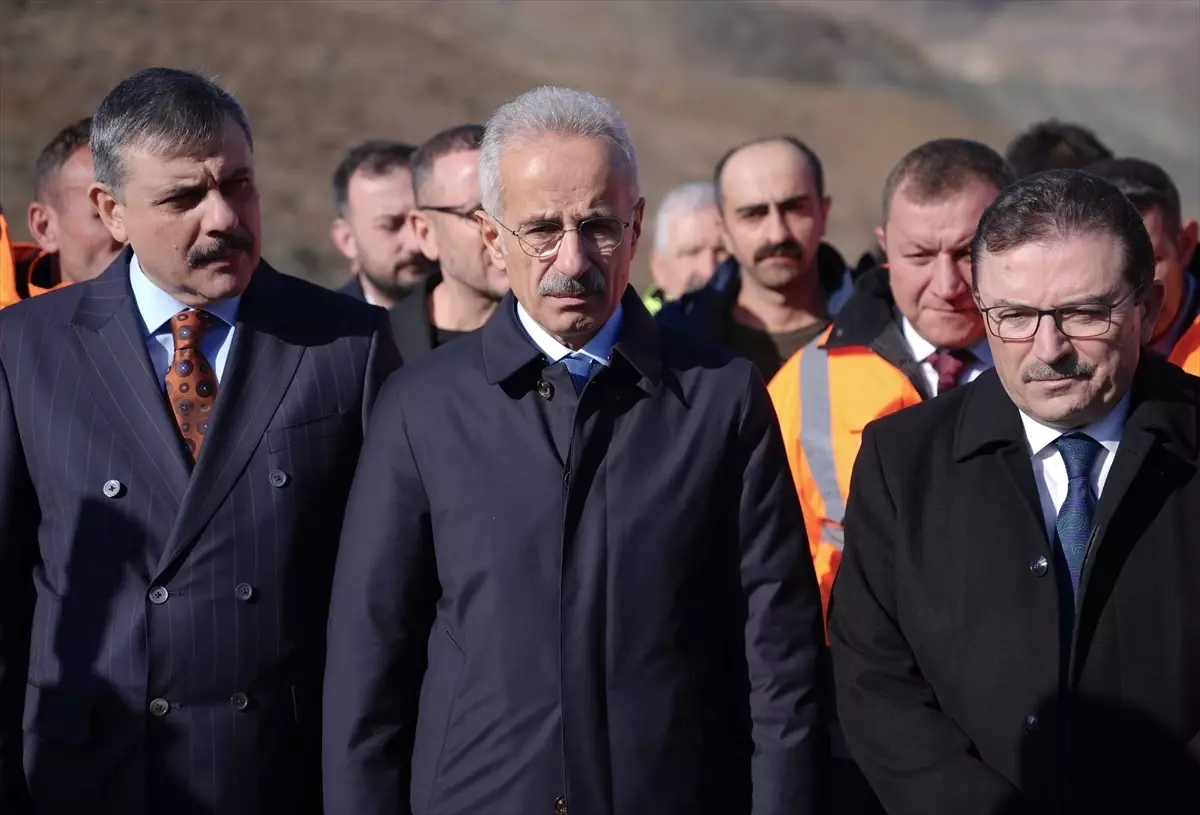 Ulaştırma ve Altyapı Bakanı Uraloğlu, Erzurum'daki Dallıkavak Tüneli'ni inceledi Açıklaması