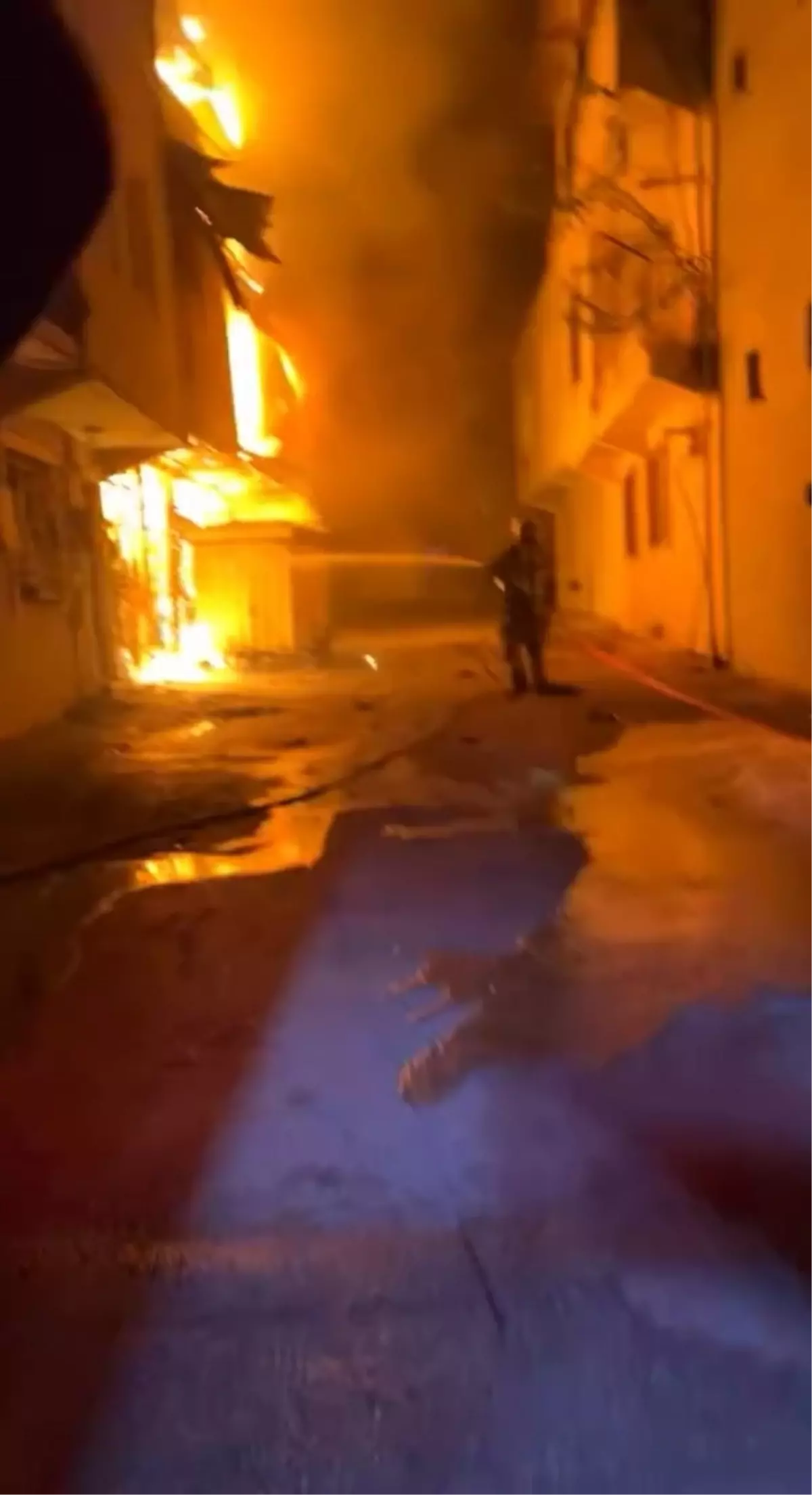 Bursa'da Depo Yangını Bitişikteki Binaya Sıçradı