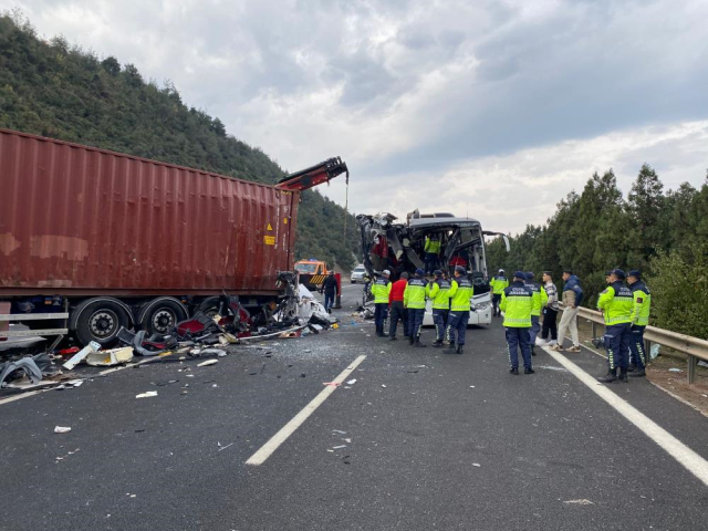 7 kisinin oldugu otobus kazasi nasil oldu vali 19329414 7516 m