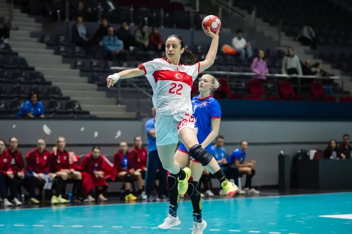 A Milli Kadın Hentbol Takımı, hazırlık maçında Slovakya'ya yenildi
