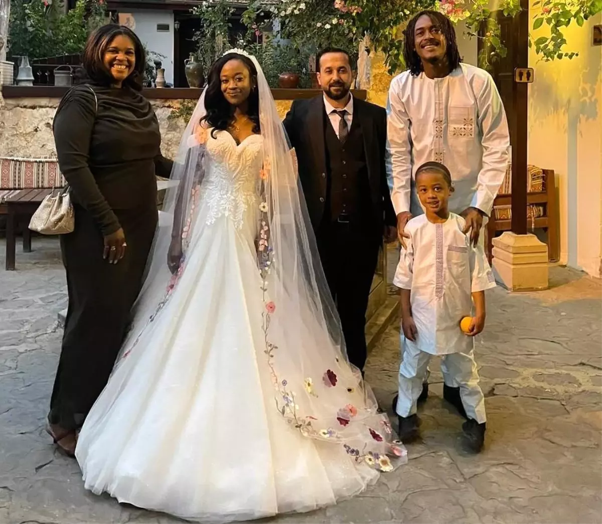 Adana'ya Afrikalı gelin: Düğün, Türk geleneklerine göre gerçekleştirildi renkli görüntüler ortaya çıktı