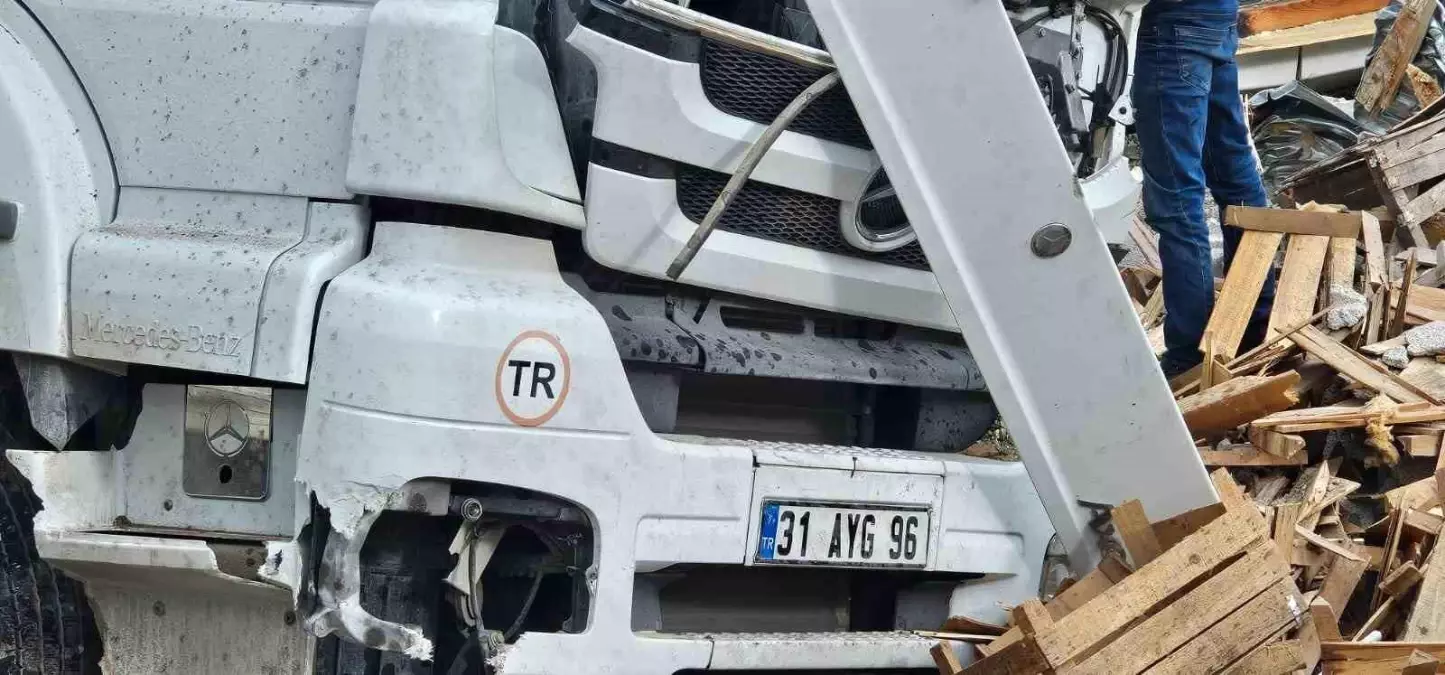 Adilcevaz'da tavuk eti yüklü tır kaza yaptı: Sürücü yaralandı, tavuklar çevreye dağıldı